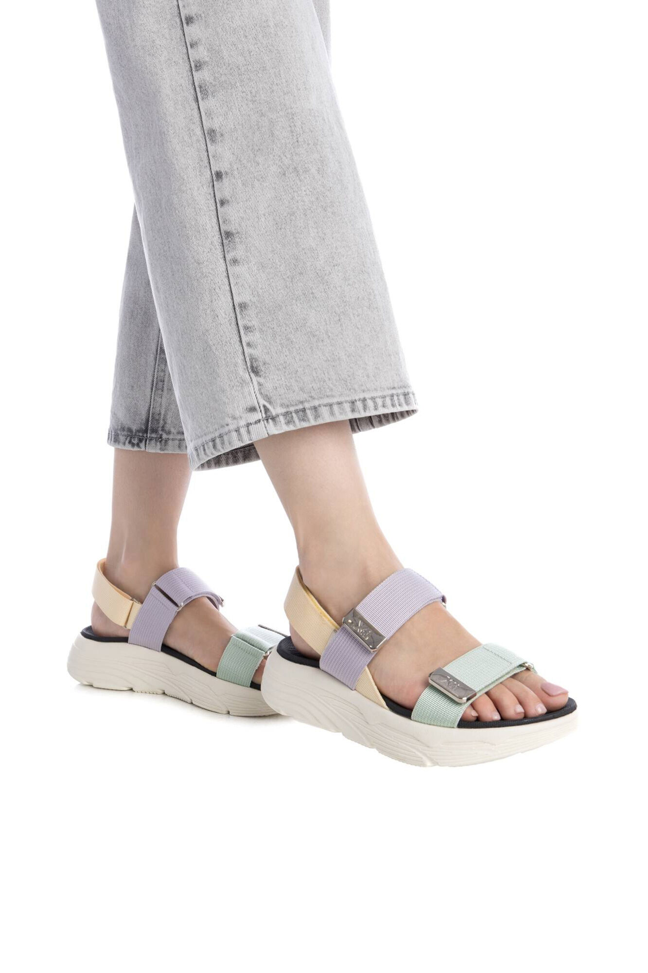 XTI Sand&aacute;lia de pala dupla com fecho adesivo