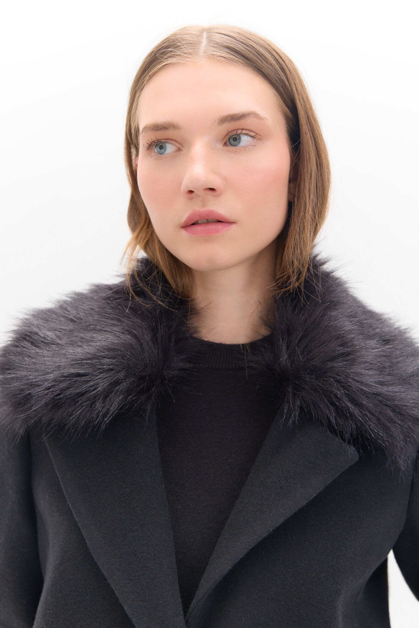 Abrigo efecto pelo en cuello Women s coats and parkas Cortefiel
