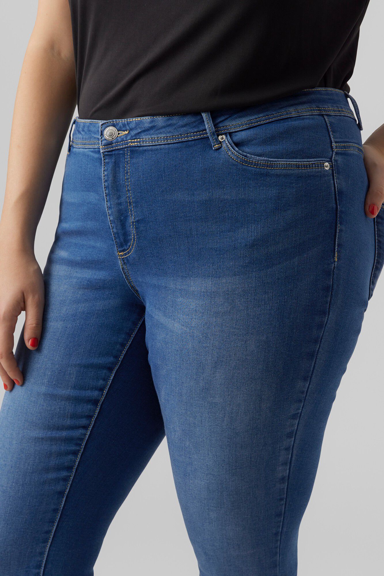 Vero Moda Curve Jeans skinny de cintura m&eacute;dia-alta