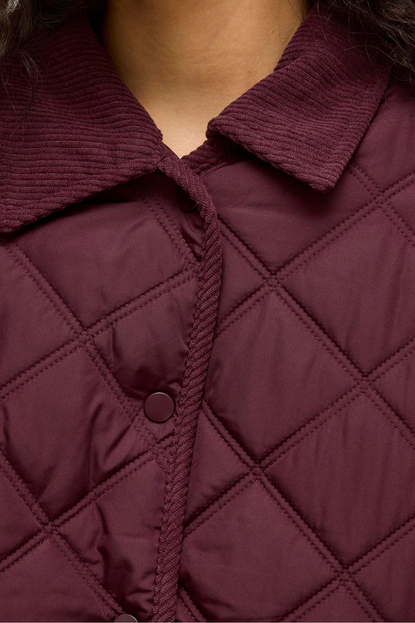 Vila Abrigo acolchado guateado con cuello de pana