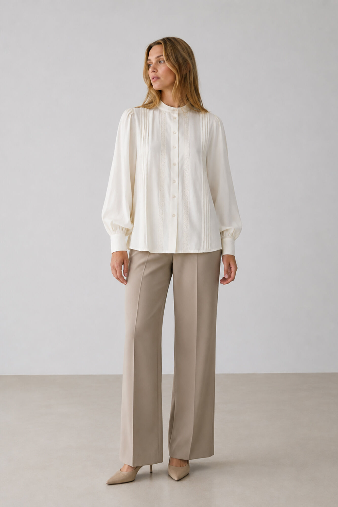 Vila Blusa con detalles plisados y encaje