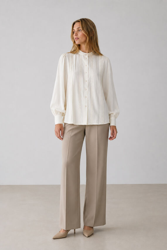 Blusa con detalles plisados y encaje