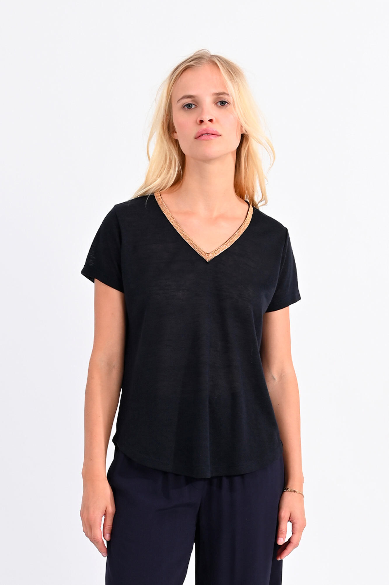 Camiseta de mujer de manga corta con detalle en el escote Tops y camisetas de mujer Cortefiel