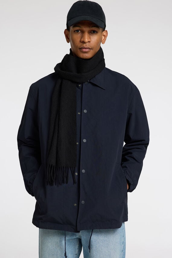 Chaqueta corta con cuello confeccionada con materiales reciclados