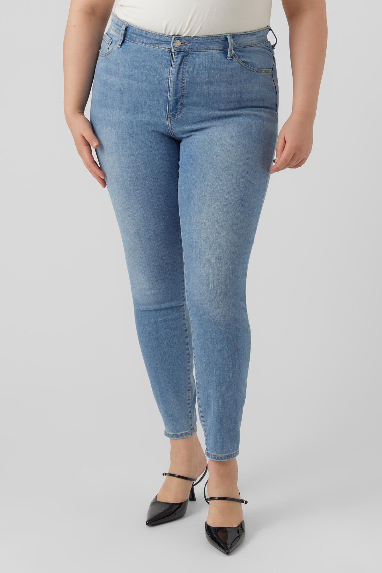 Vero Moda Curve Jeans cigarro tamanho grande 