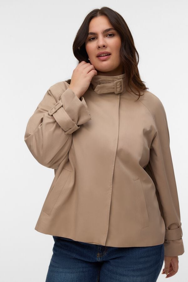 Vero Moda Curve Gabardina curta com gola chamin&eacute; Castanho