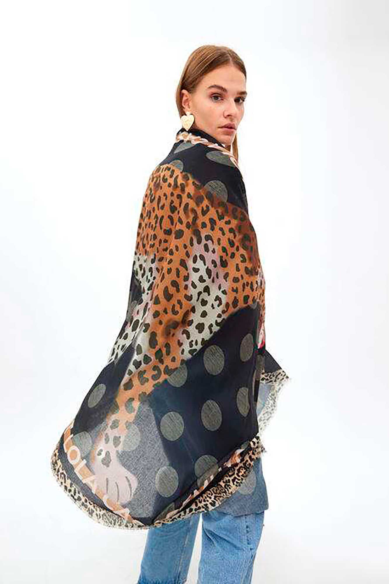 Lola Casademunt cachecol estampado