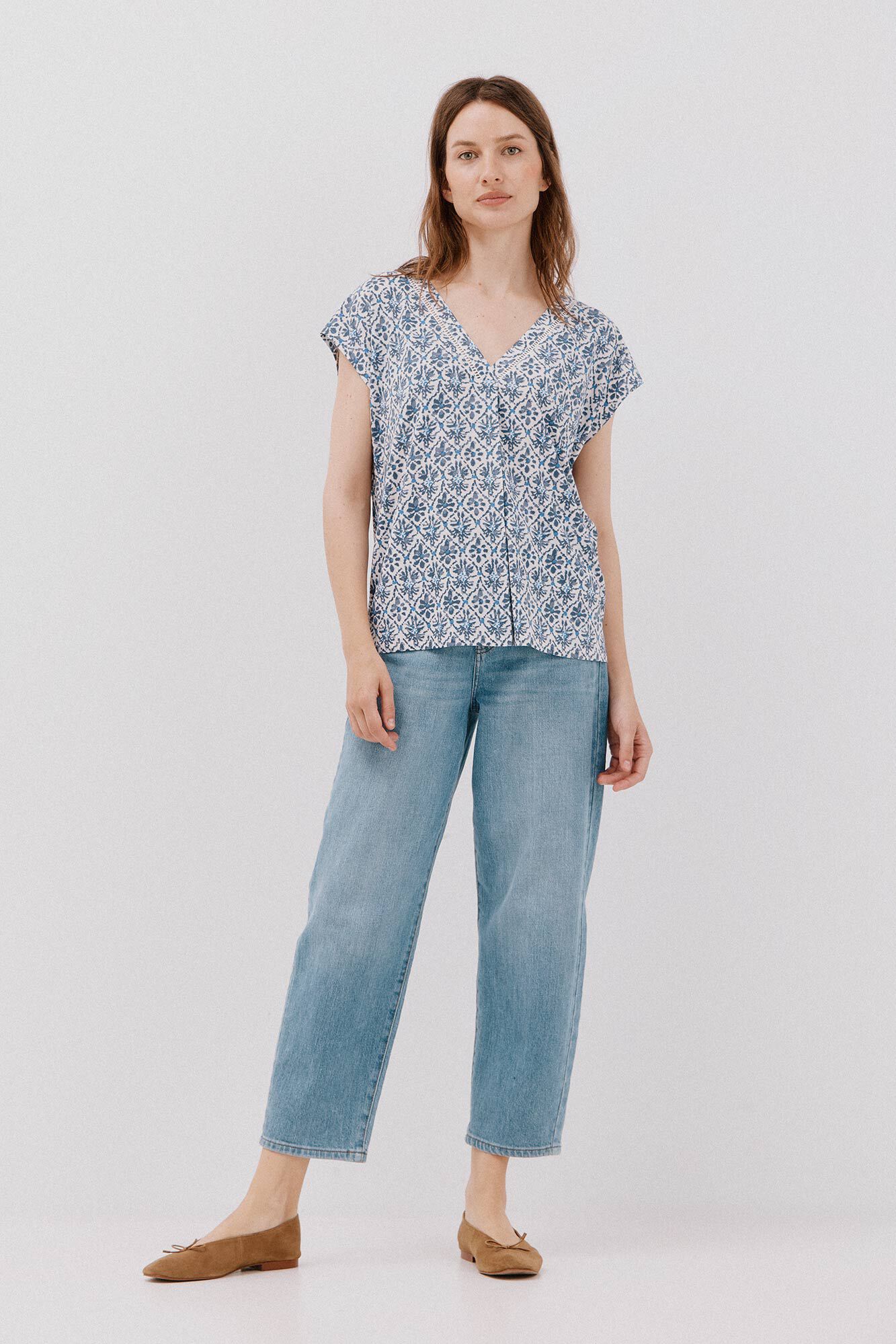 Cortefiel V -shirt with lace detail