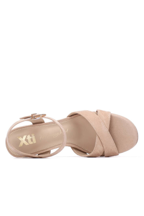 XTI Sand&aacute;lia salto grosso e plataforma Tostado