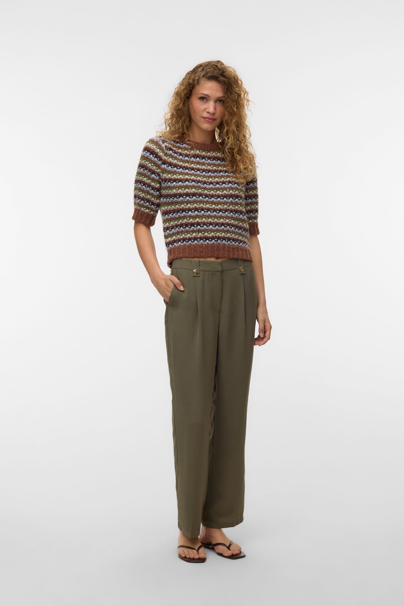 Vero Moda Cal&ccedil;a com pin&ccedil;as e bot&atilde;o dourado