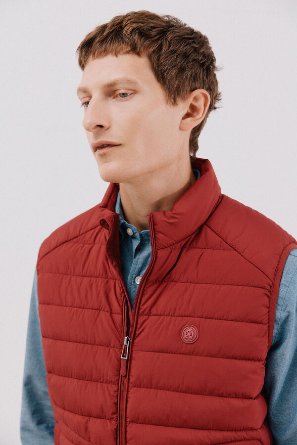 Cortefiel Ultra-light quilted gilet Maroon