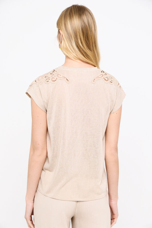 Cortefiel Linen-effect T-shirt with patch Nude