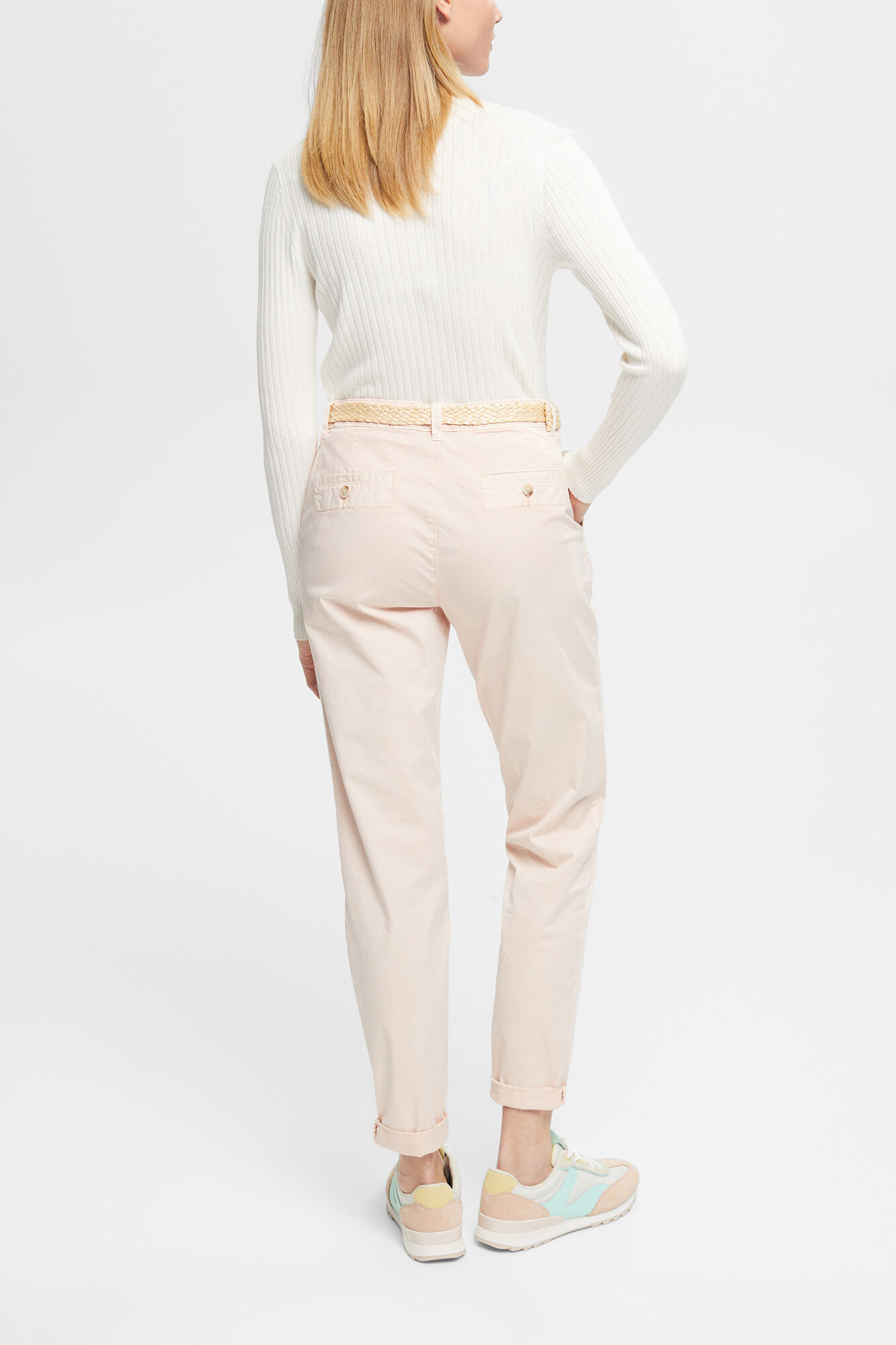 Pantalon basico chino con cinturon trenzado Pantalones de mujer Cortefiel