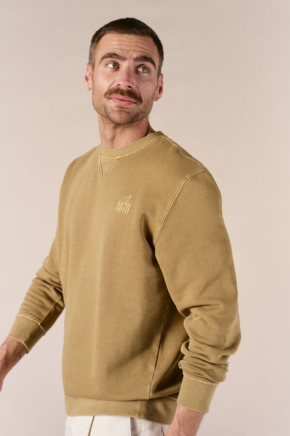 OOTO Sweatshirt b&aacute;sica lavada gola redonda Castanho