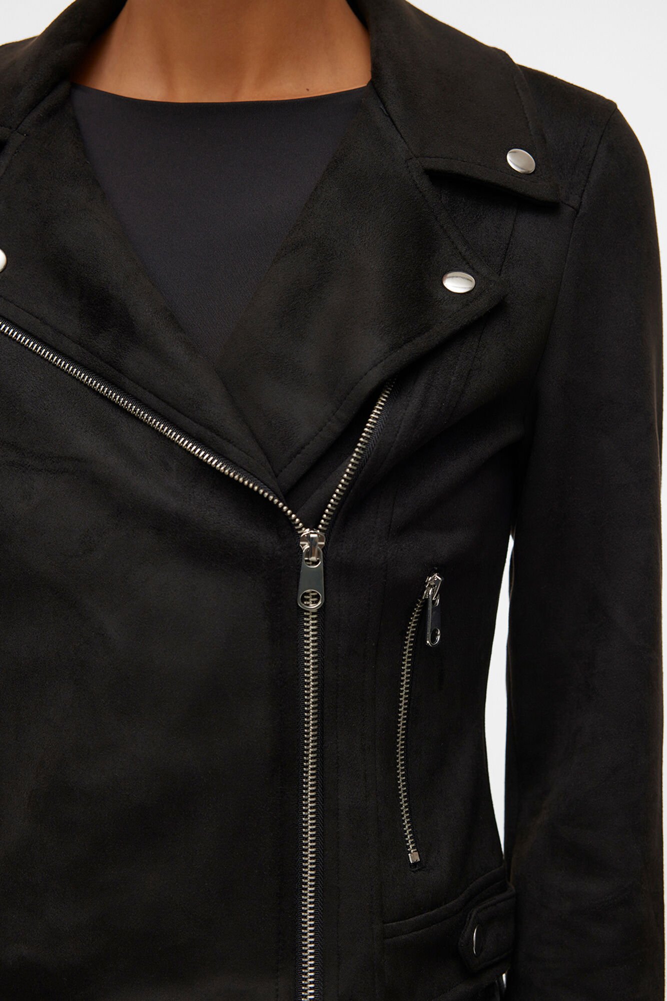 Vero Moda Blus&atilde;o em camur&ccedil;a com tachas