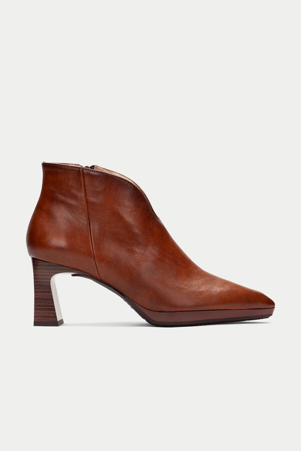 Hispanitas Ankara pointed toe cut vamp boot Brown