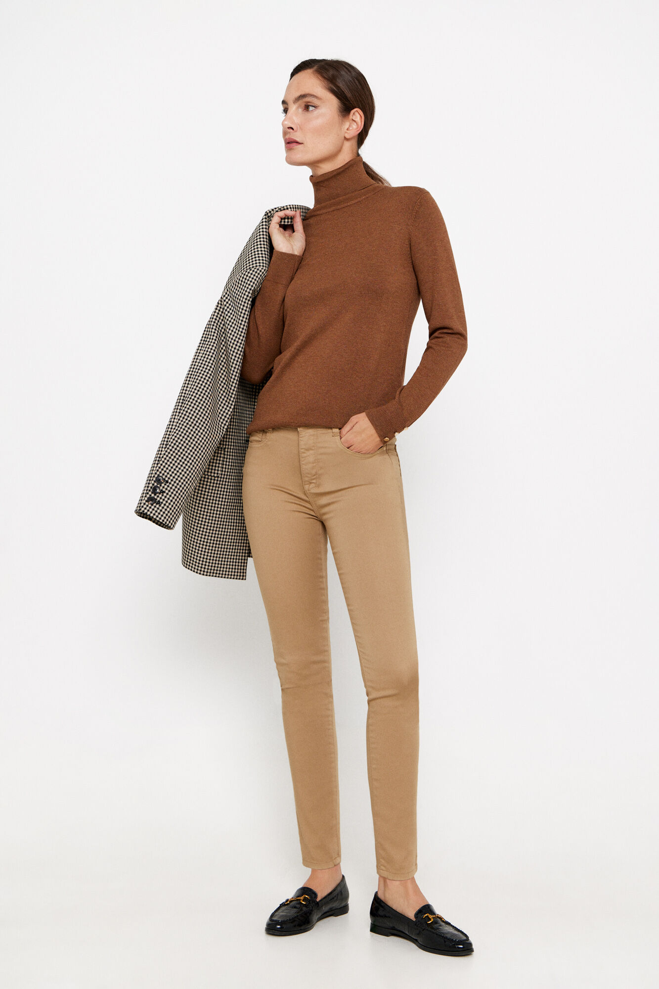 Pantalon negro 2025 con zapatos marrones
