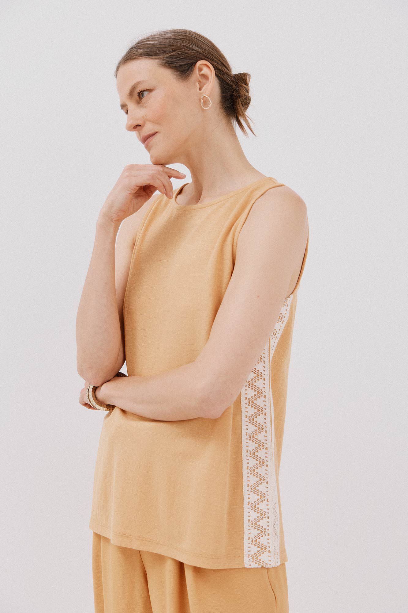 Cortefiel Top com detalhe de renda de crochet na lateral