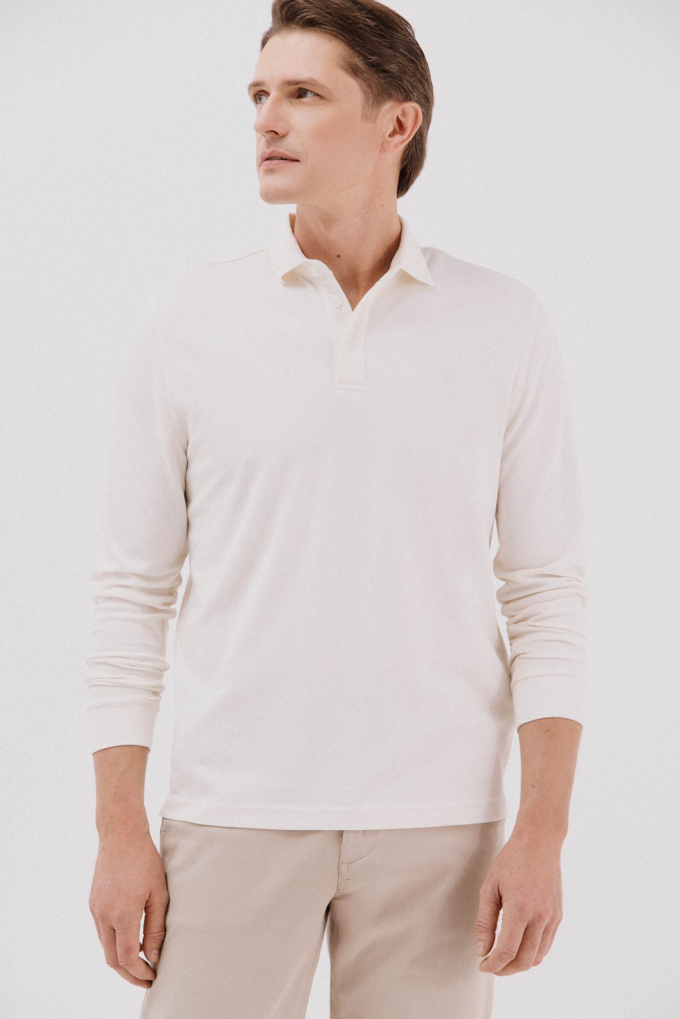 Cortefiel <br>-Regular fit<br>-Tejido estructura piqu&eacute;<br>-Manga larga, tapeta con botones y logo bordado en el pecho<br>-pu&ntilde;os camiseros con bot&oacute;n<br>-Al comprar nuestros productos de algod&oacute;n est&aacute;s apoyando nuestra inversi&oacute;n en la iniciativa Better Cotton. Es