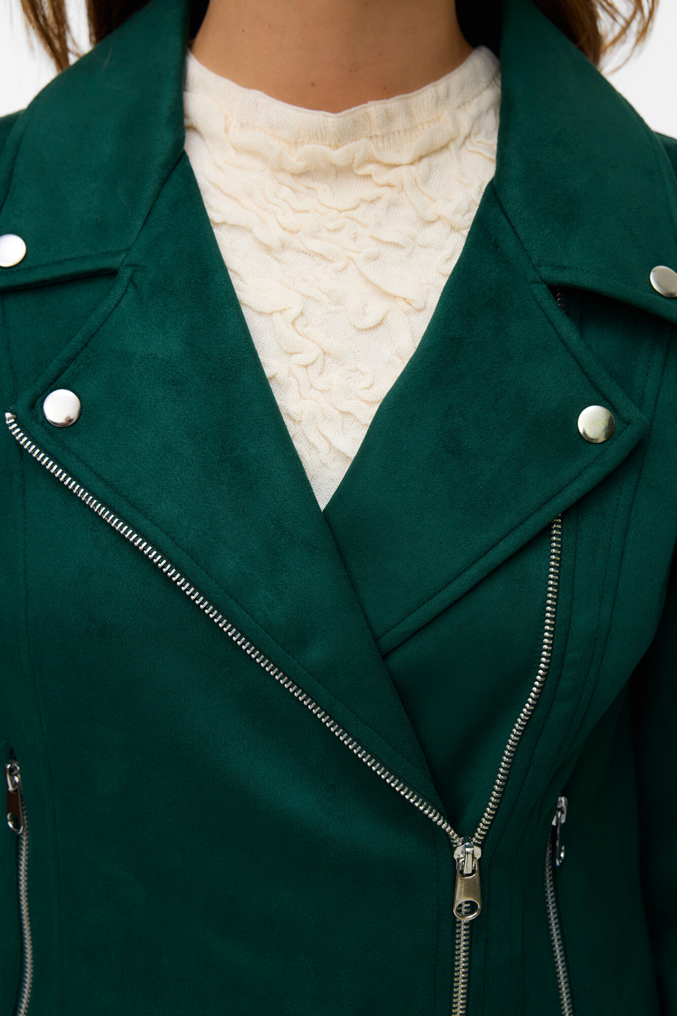 Vero Moda Blus&atilde;o de camur&ccedil;a com tachas