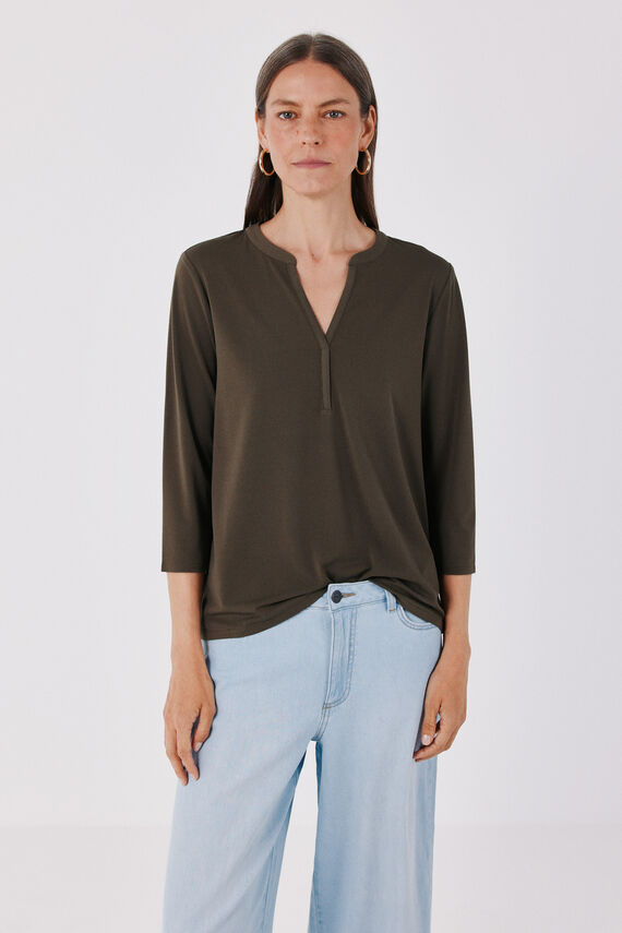 Camiseta básica escote mao