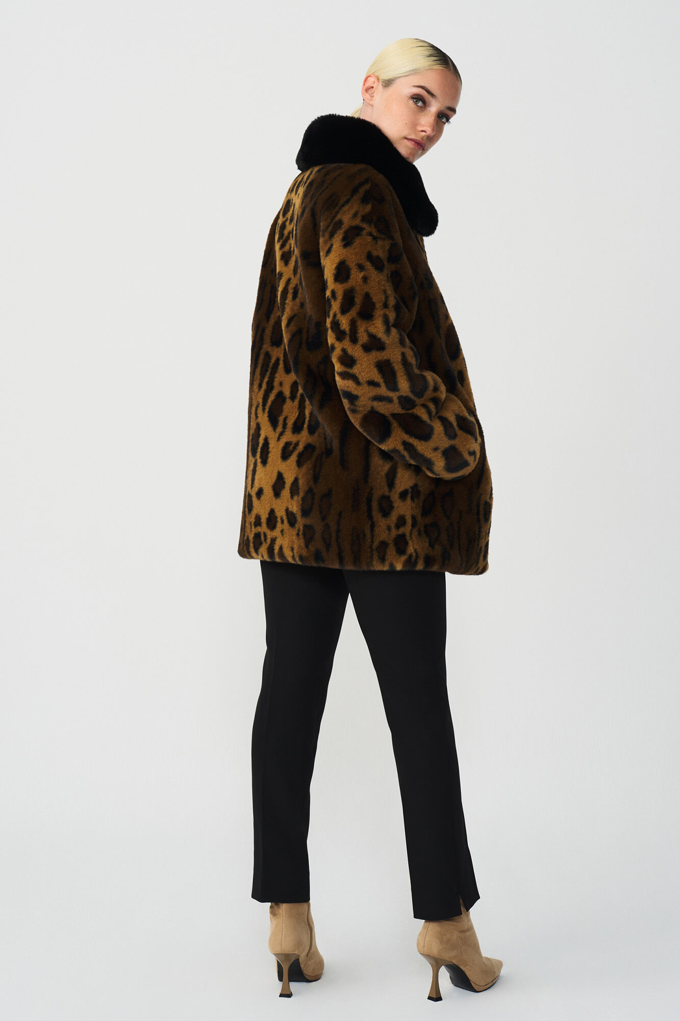 Coat with maxi collar Women s coats and parkas Cortefiel