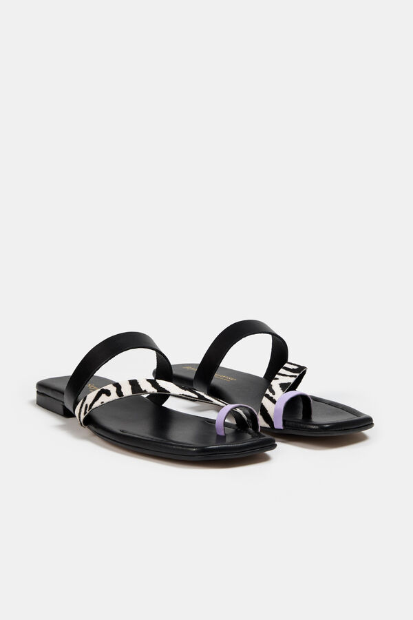 Bryan Stepwise Sand&aacute;lia rasa em pele Preto