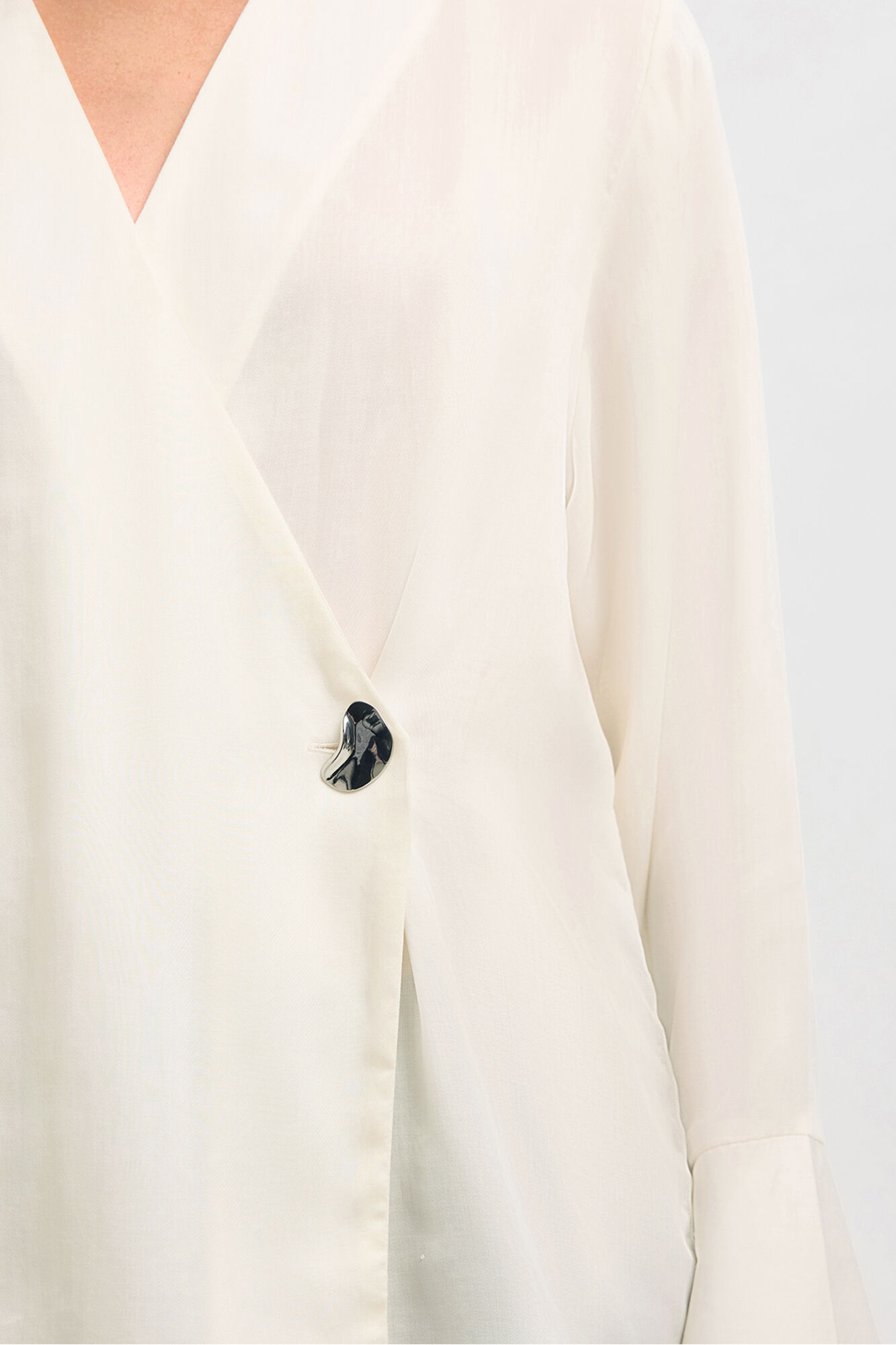 Selected Blusa cuello pico detalle met&aacute;lico