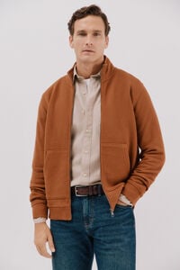 Cortefiel <br>-Regular fit<br>-Tejido felpa con estructura<br>-Cierre frontal con cremallera y bolsillos canguro<br>-Al comprar nuestros productos de algodón estás apoyando nuestra inversión en la iniciativa Better Cotton. Este producto se ha obtenido mediante un