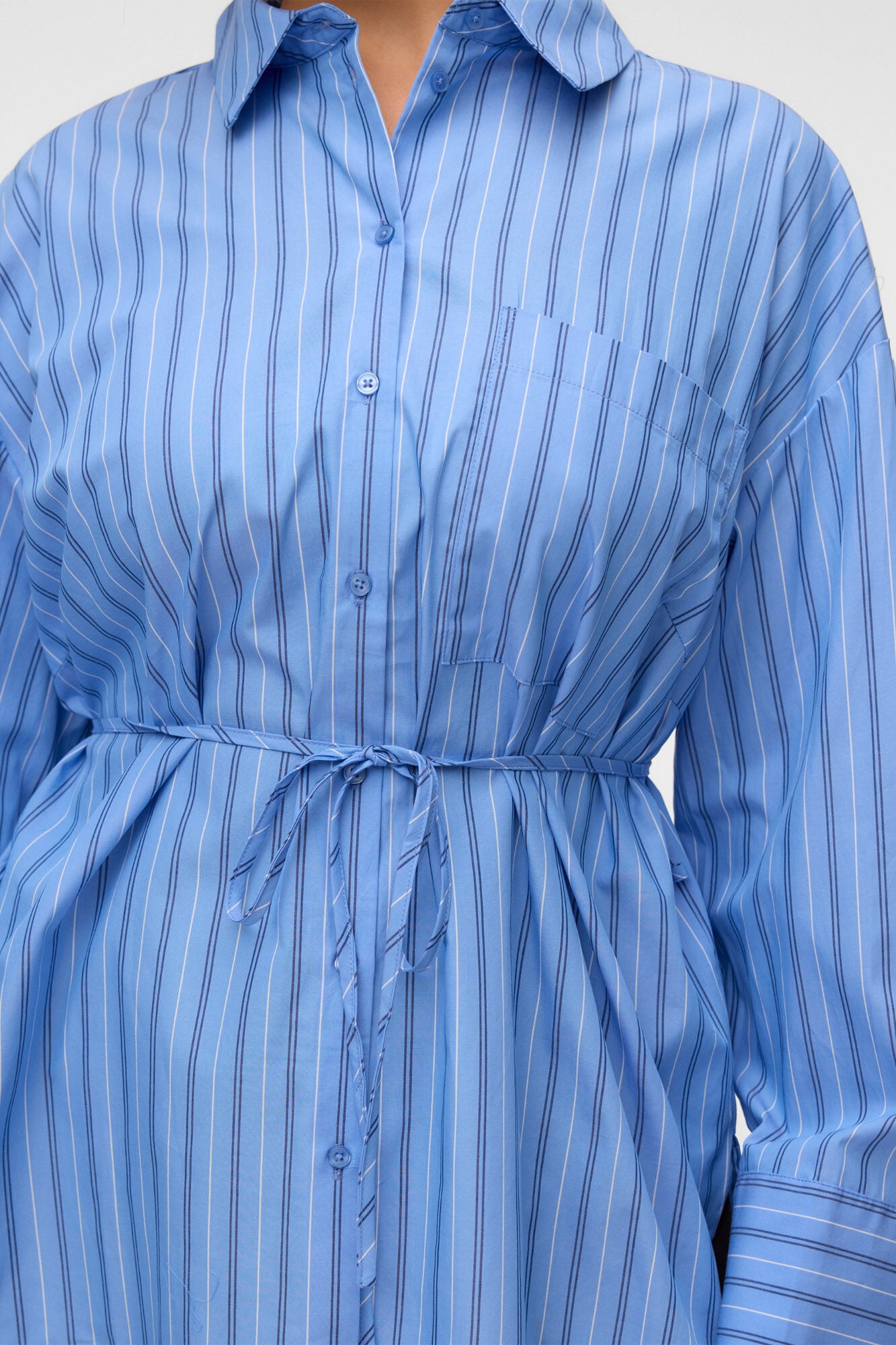 Vero Moda Curve Camisa de riscas com cord&atilde;o ajust&aacute;vel