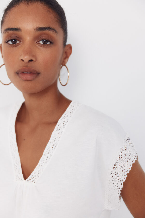 Cortefiel Camiseta de tecido texturizado com detalhes. Branco
