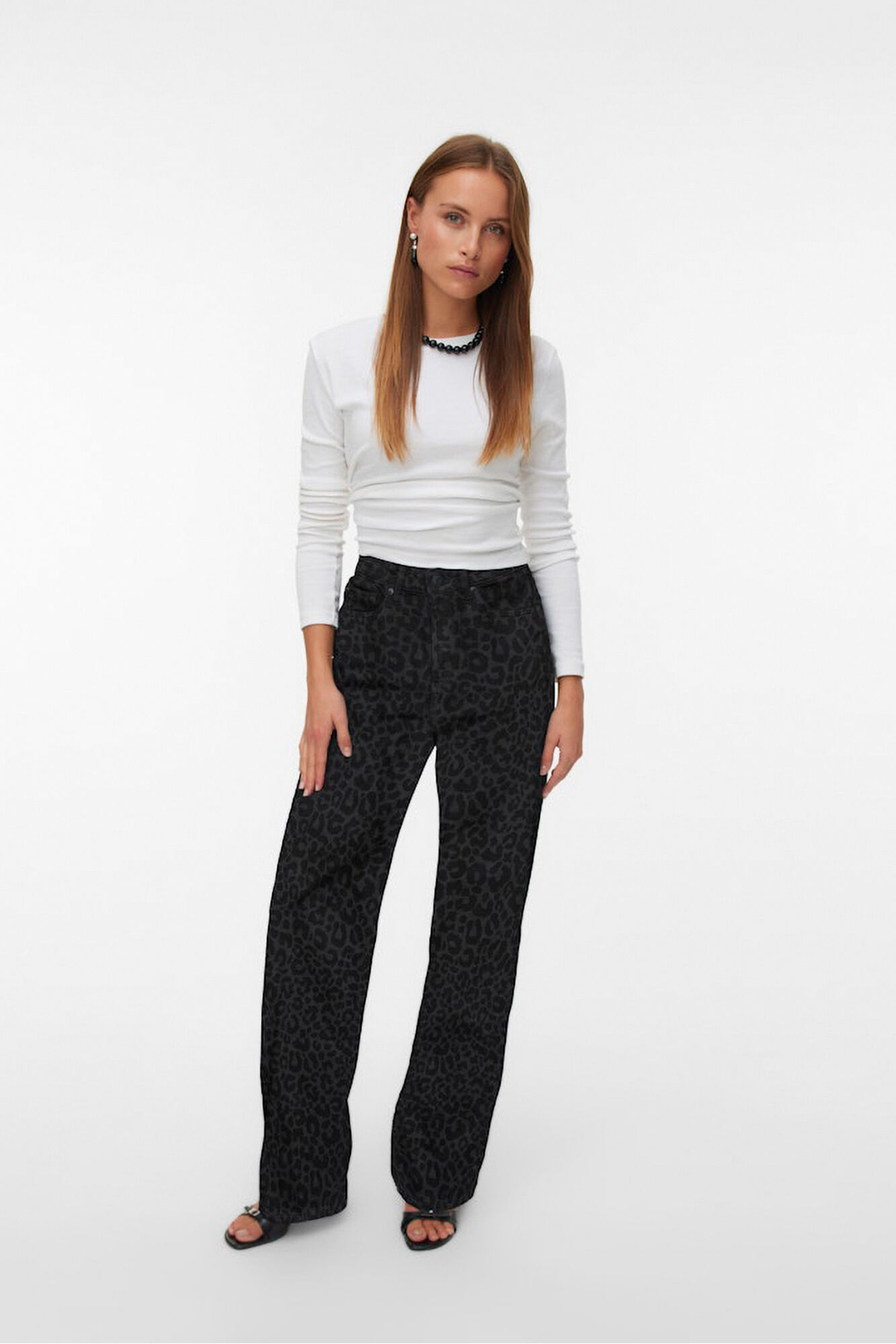 Vero Moda perna jeans larga com estampa animal 