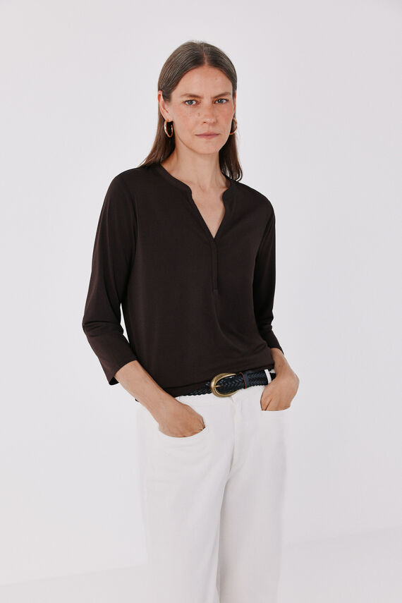 Camiseta básica escote mao