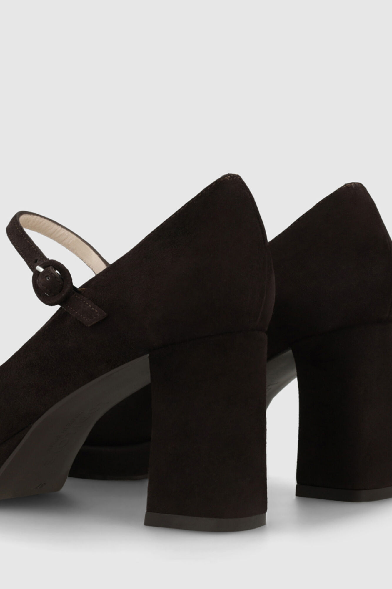 Sapatos de salto estilo mercedita de mulher em camur a