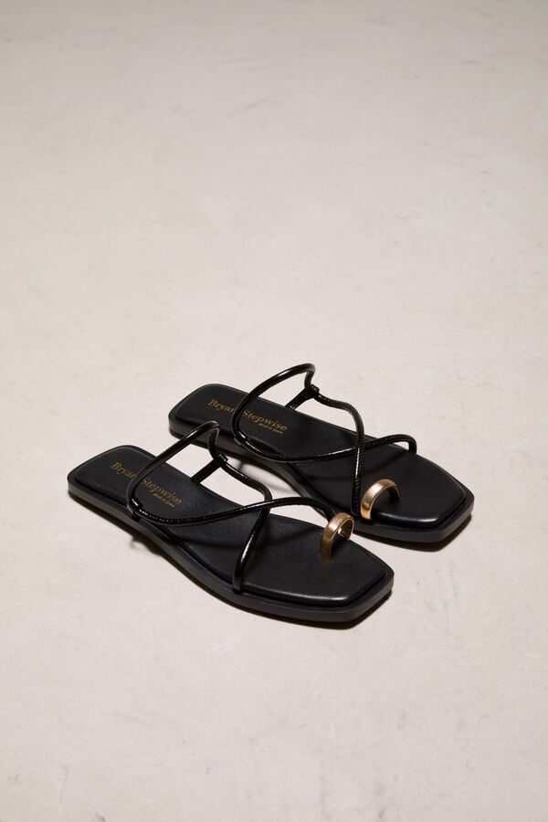 Bryan Stepwise Sand&aacute;lia com tiras Preto