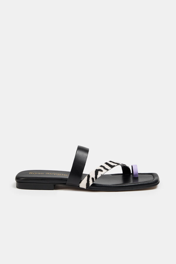 Bryan Stepwise Sand&aacute;lia rasa em pele Preto