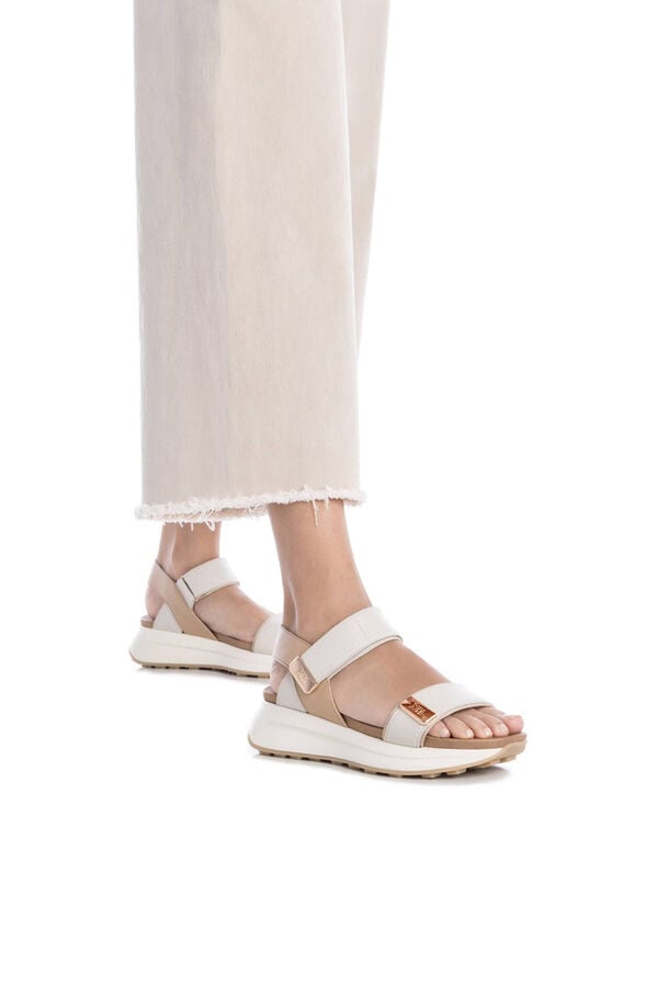 XTI Sand&aacute;lia de pala dupla com fecho adesivo Castanho