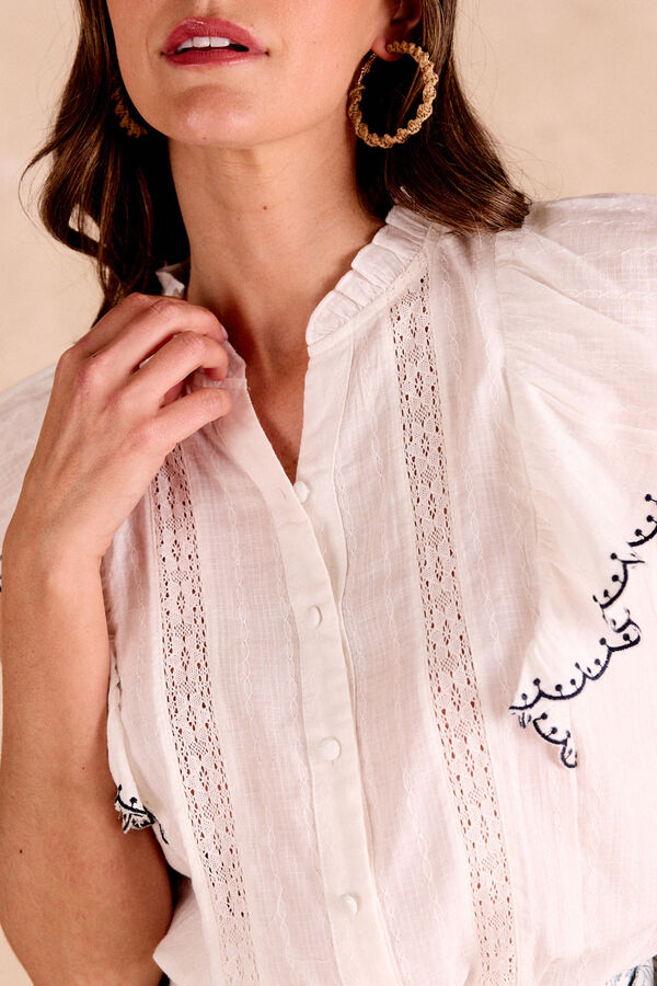 Blusa volantes ribete blanco Blusas de mujer Cortefiel