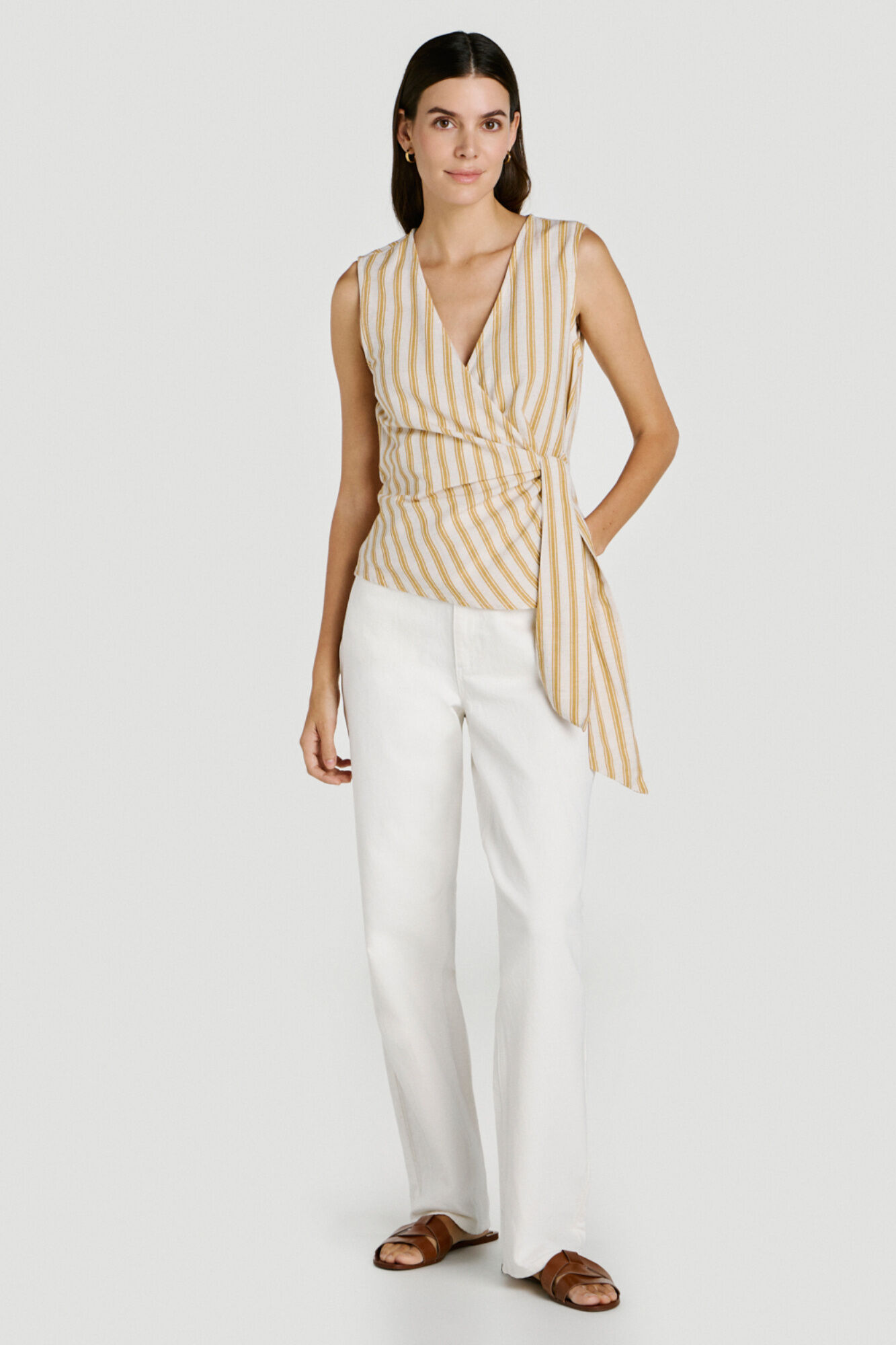 Vila Top de mulher cruzado com la&ccedil;ada de linho