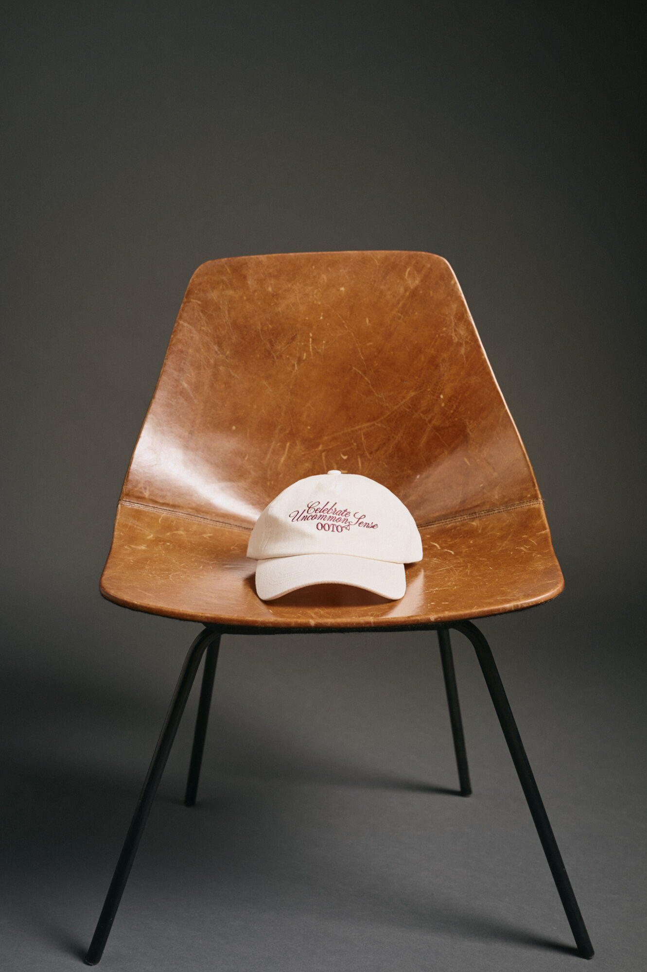 OOTO Bon&eacute; com viseira de t&ecirc;xtil