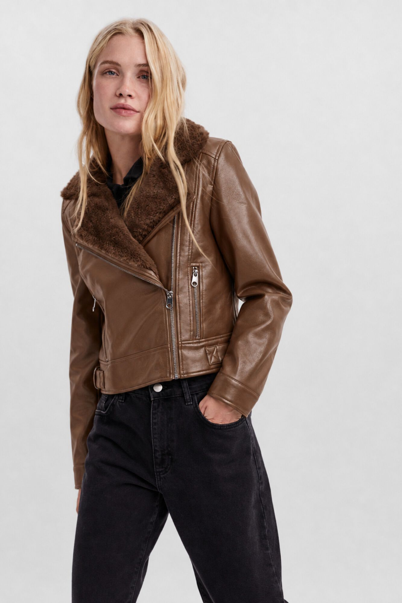 Vero Moda Blus&atilde;o em imita&ccedil;&atilde;o de pele com pelo