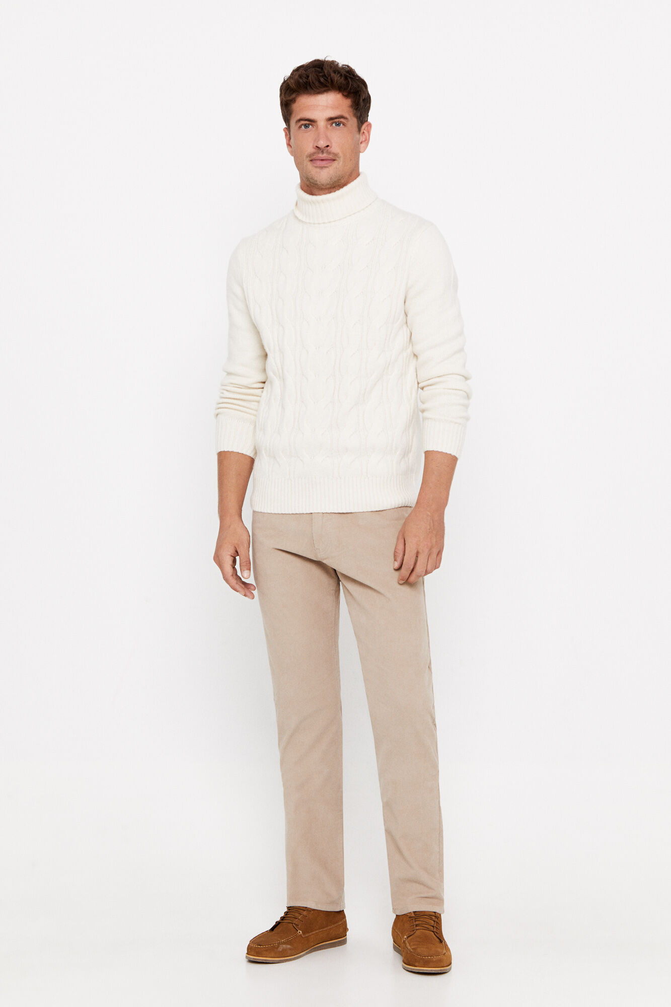 Pantalon beige y discount camisa azul hombre