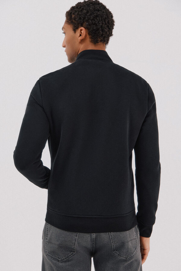 Cortefiel <br>-Regular fit<br>-Tejido felpa combinado con tejido técnico <br>-Cierre frontal con cremallera, cuello bomber y bolsillos laterales<br>-Al comprar nuestros productos de algodón estás apoyando nuestra inversión en la iniciativa Better Cotton. Este pr Black
