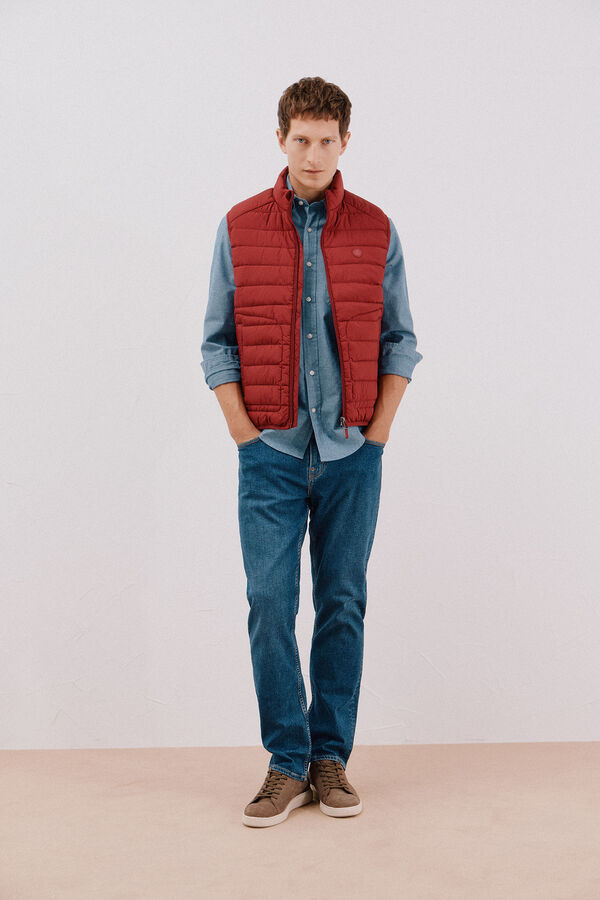 Cortefiel Ultra-light quilted gilet Maroon