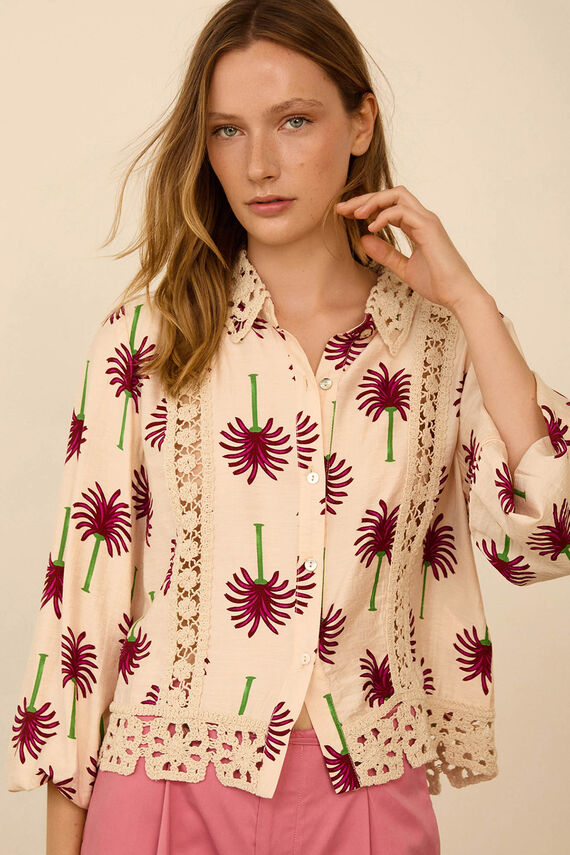 Camisa con estampado palmeras