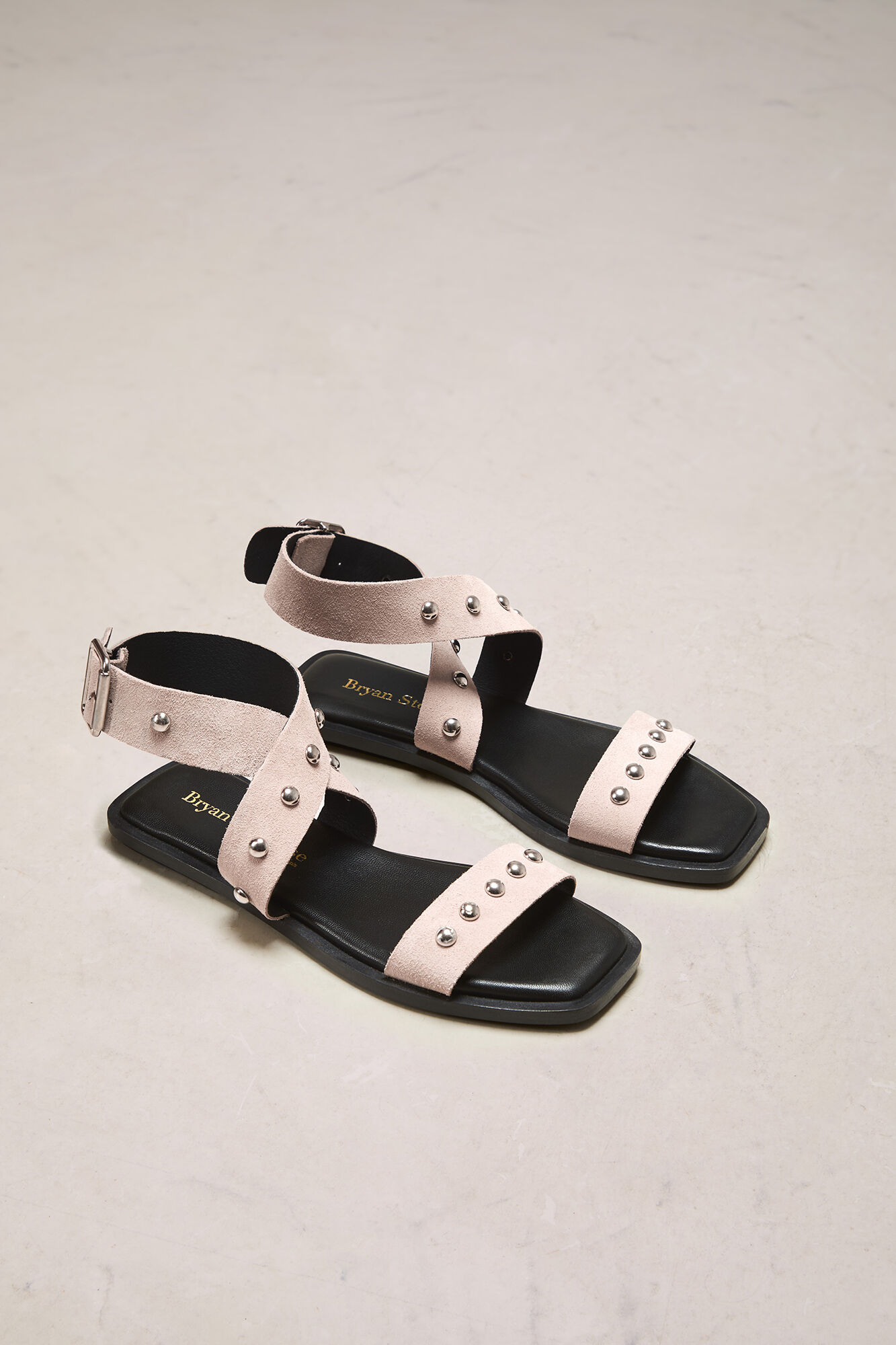 Bryan Stepwise Sand&aacute;lia romana