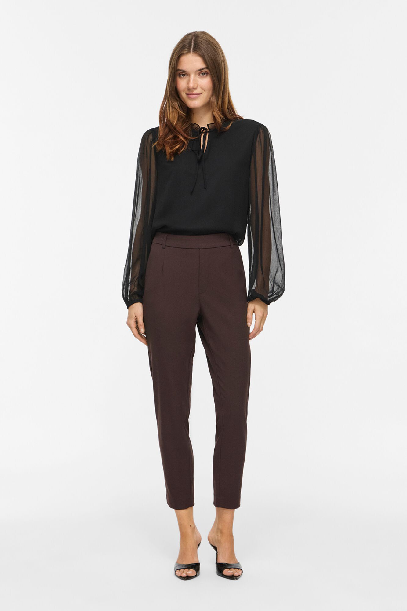 Vila Blusa semitransparente com gola franzida