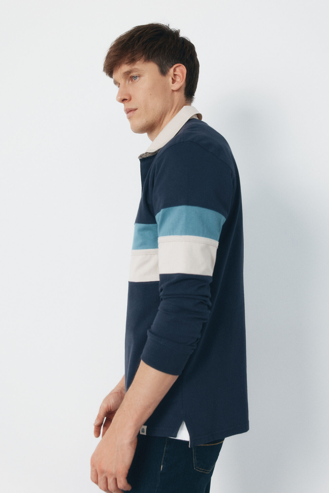 Cortefiel <br>-Regular fit<br>-Single jersey fabric<br>-Contrasting white neck, contrasting colour blocks and button placket<br>-By buying our cotton products, you're supporting our investment in the Better Cotton initiative. This product has been sourced using a ma