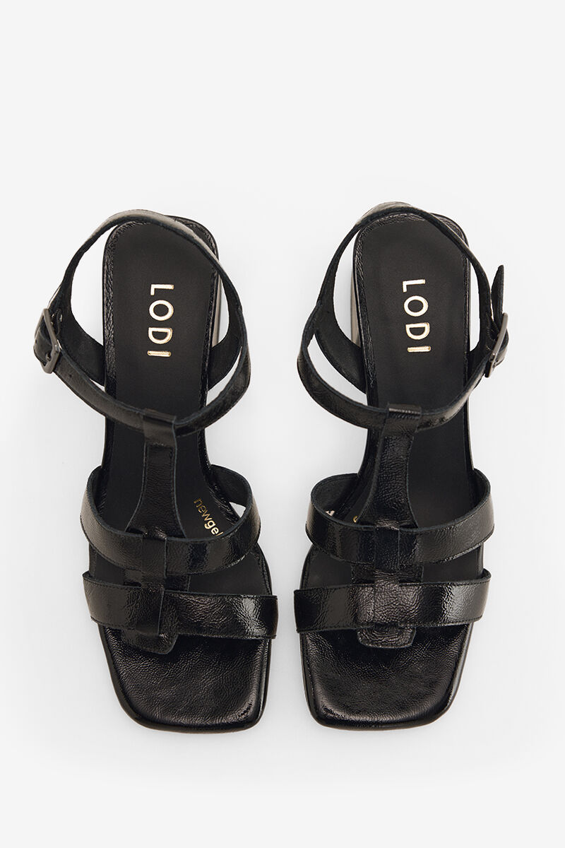 Lodi Sand&aacute;lia em pele efeito verniz