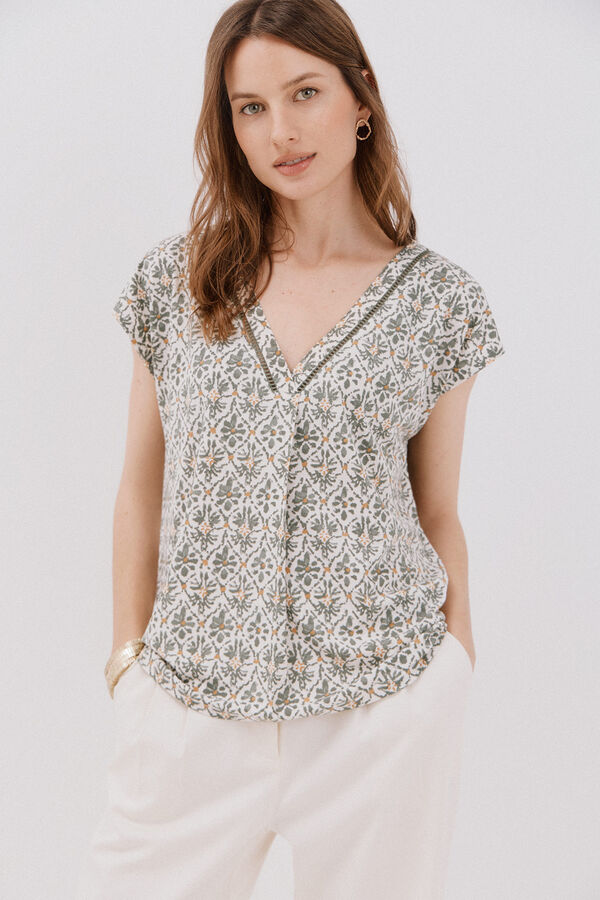 Cortefiel V -shirt with lace detail Printed green